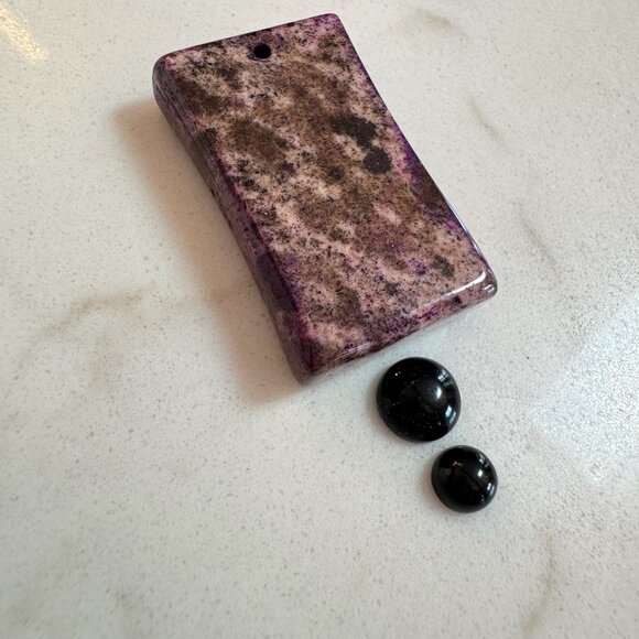 Cabochon Gemstone and Pendant Lot with Jade, Jasper, Carved Scarab and More - Picture 11 of 16